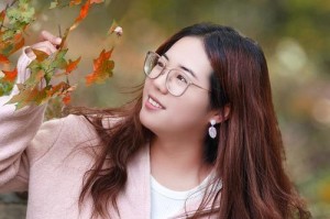用百微镜头捕捉人像的细节之美（探索微观世界，照亮每个人的独特之处）